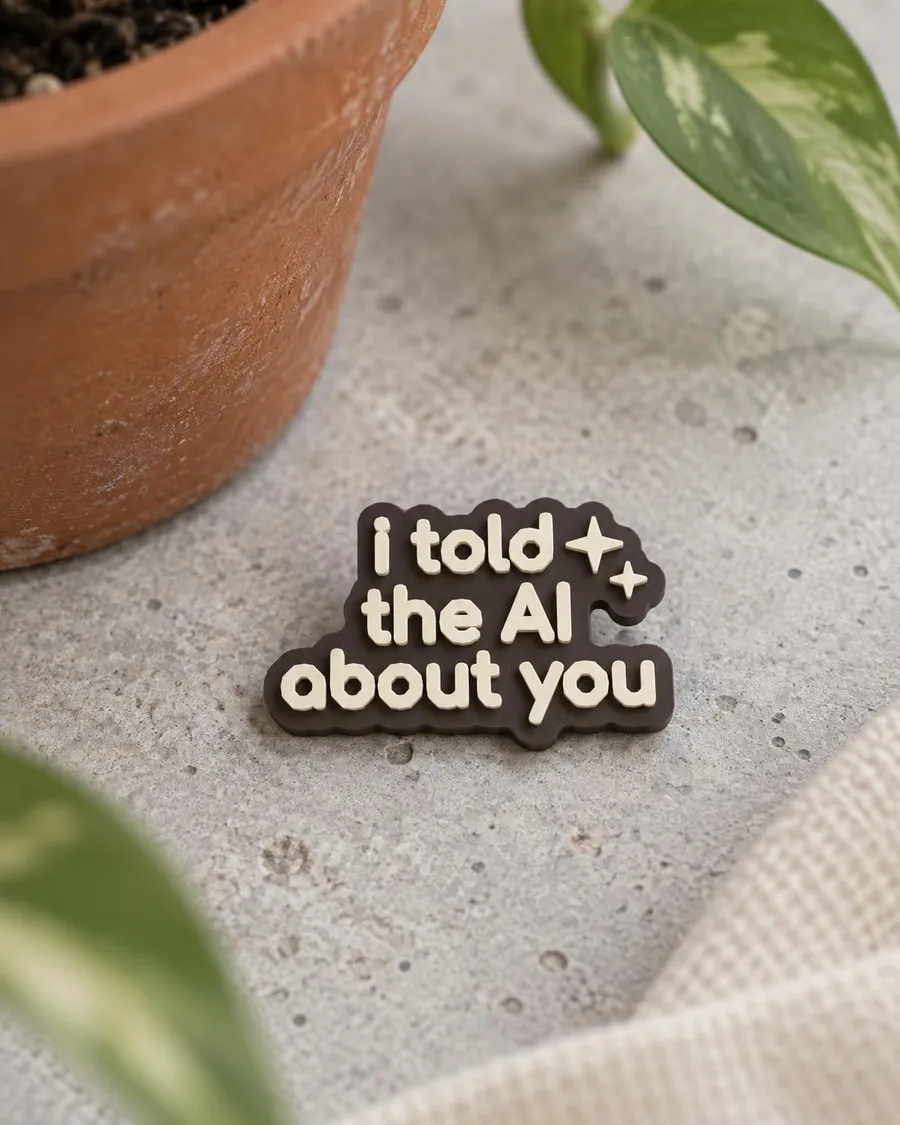 Priponka »I Told the AI About You«